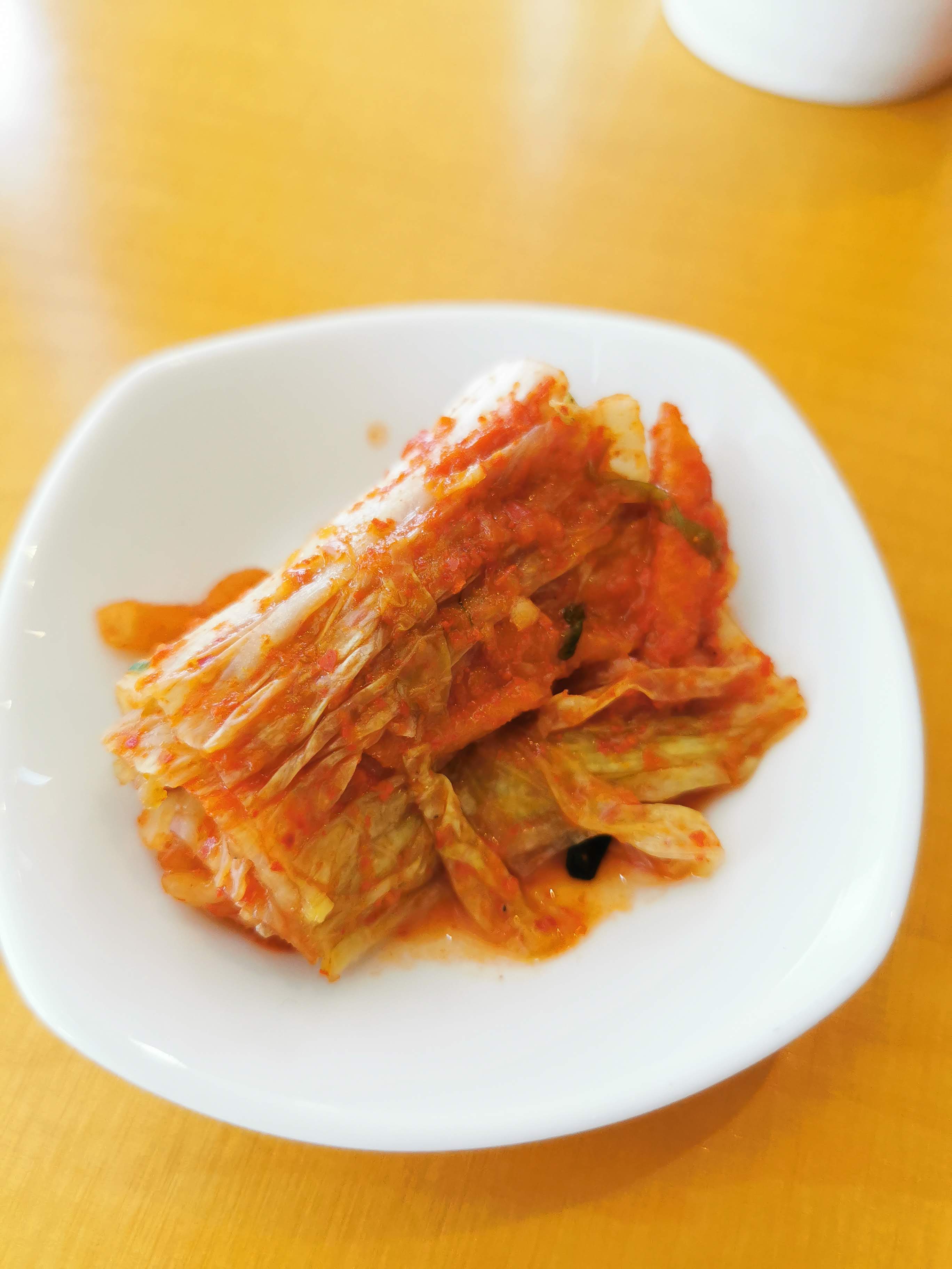 흰 접시에 담긴 배추김치
